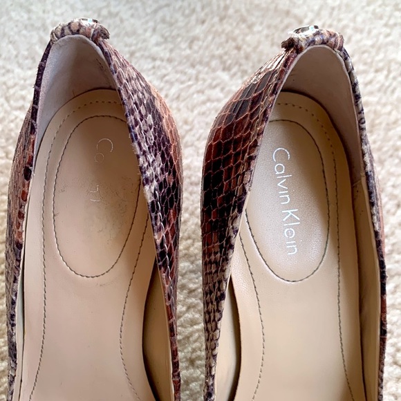 Calvin Klein size 7 Whinnie snake skin pumps - Picture 3 of 10